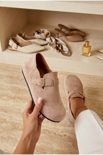 Botas femininas de couro sintético com fivelas douradas na cor areia Ismora 2