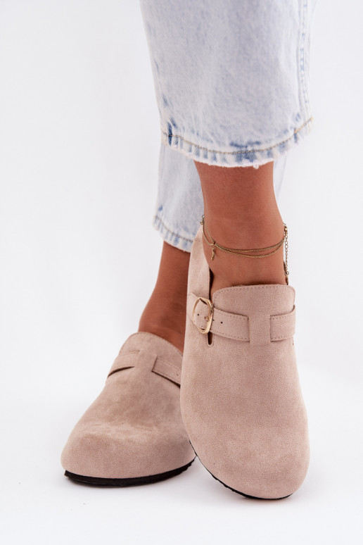 Botas femininas de couro sintético com fivelas douradas na cor areia Ismora