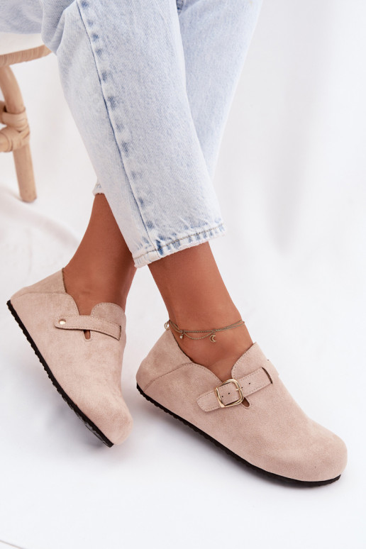 Botas femininas de couro sintético com fivelas douradas na cor areia Ismora