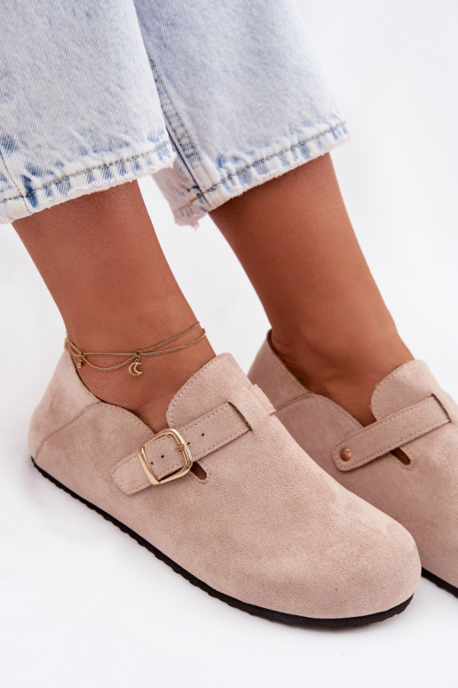 Botas femininas de couro sintético com fivelas douradas na cor areia Ismora