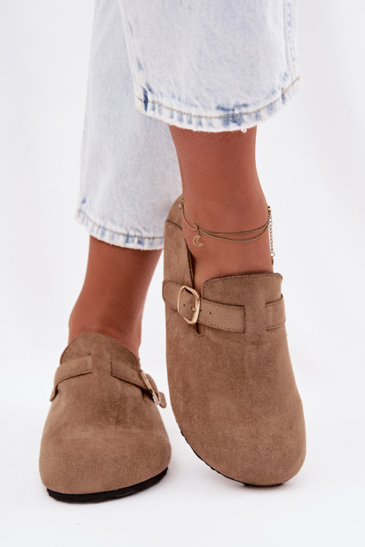 Botas femininas de couro sintético com fivelas douradas na cor areia Ismora