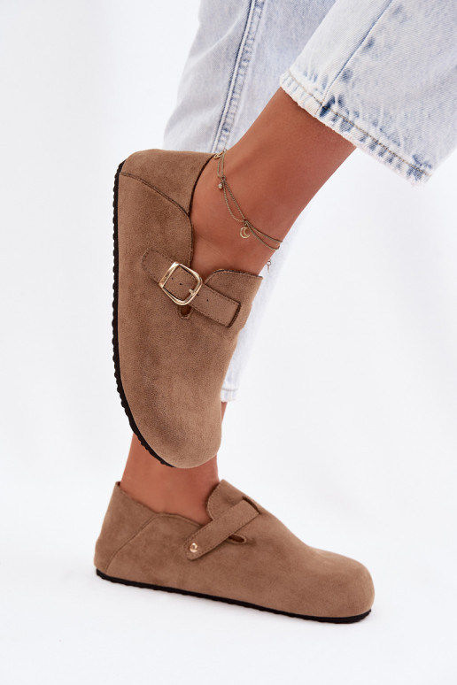 Botas femininas de couro sintético com fivelas douradas na cor areia Ismora