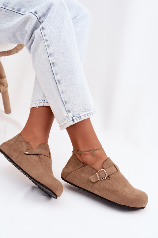 Botas femininas de couro sintético com fivelas douradas na cor areia Ismora