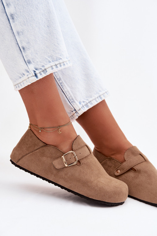 Botas femininas de couro sintético com fivelas douradas na cor areia Ismora