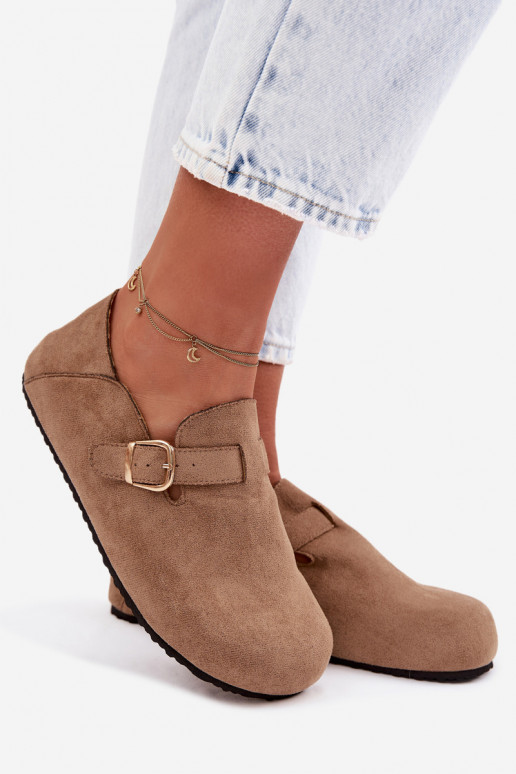 Botas femininas de couro sintético com fivelas douradas na cor areia Ismora