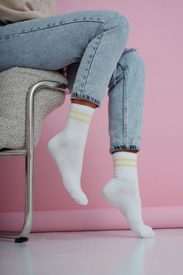 Meias femininas finas com listras nas cores branca e amarela