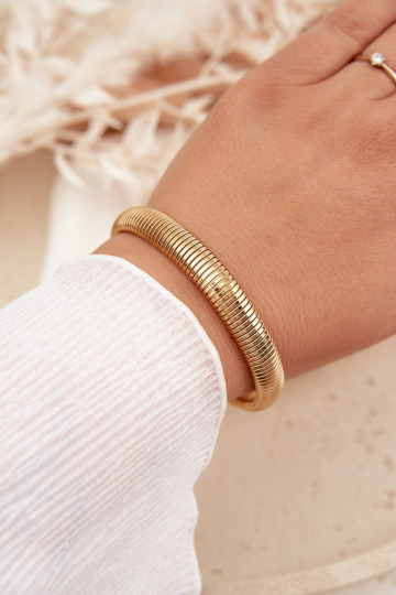 Um bracelete Feminino de aço inoxidável cor dourada