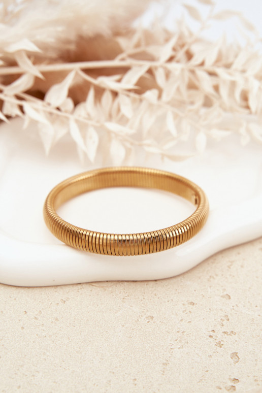 Um bracelete Feminino de aço inoxidável cor dourada