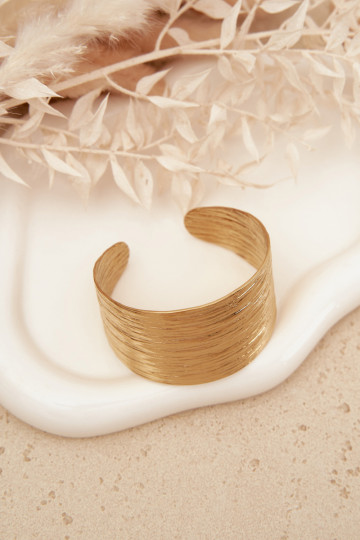 Um bracelete Feminino de aço inoxidável cor dourada 2