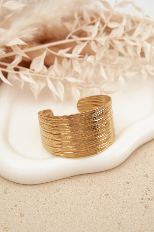 Um bracelete Feminino de aço inoxidável cor dourada