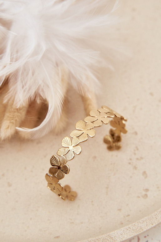 Um bracelete Feminino de aço inoxidável com flores cor dourada