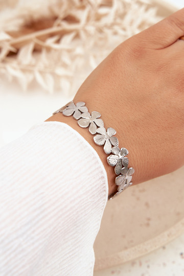 Um bracelete Feminino de aço inoxidável com flores cor prata