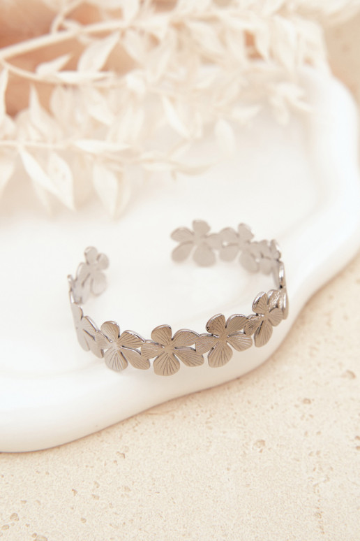Um bracelete Feminino de aço inoxidável com flores cor prata
