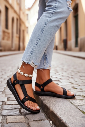 Sandálias femininas de estilo esportivo com fechos adesivos na cor preta Vilari 2