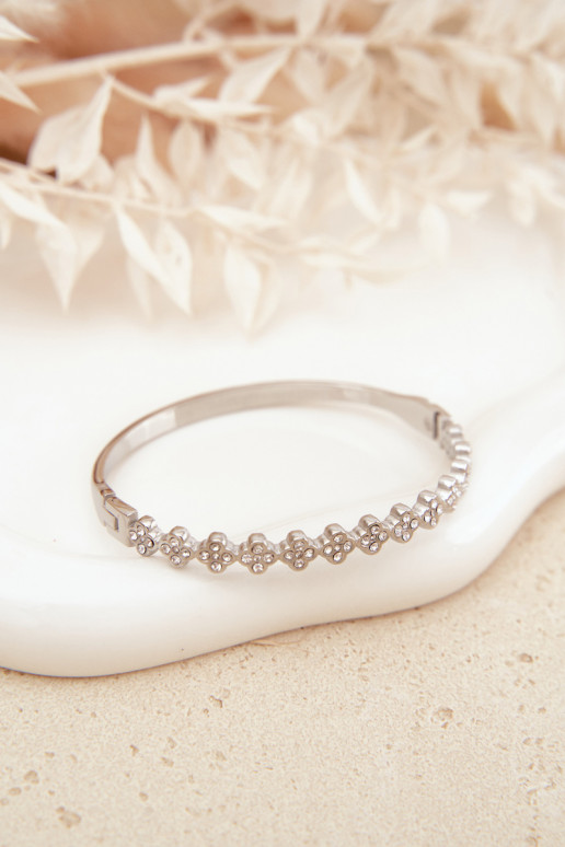 Um bracelete Feminino com olhos brilhantes cor prata