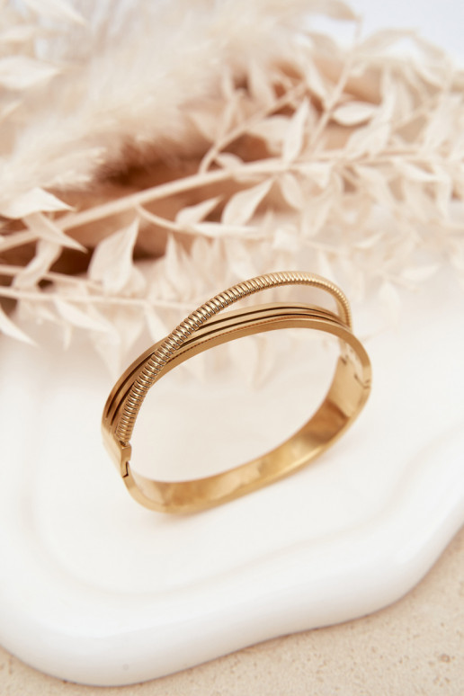 Feminino Um bracelete de aço inoxidável cor dourada