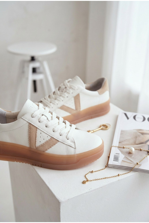 À modalo de tênis FemininoHabilitadoturalnej Skóry com uma plataforma Vinceza 79597 cor branca