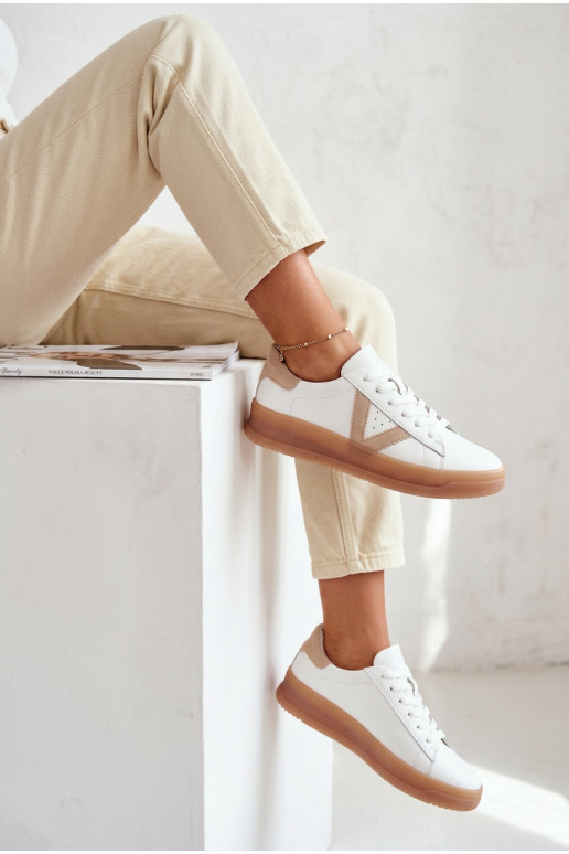 À modalo de tênis FemininoHabilitadoturalnej Skóry com uma plataforma Vinceza 79597 cor branca