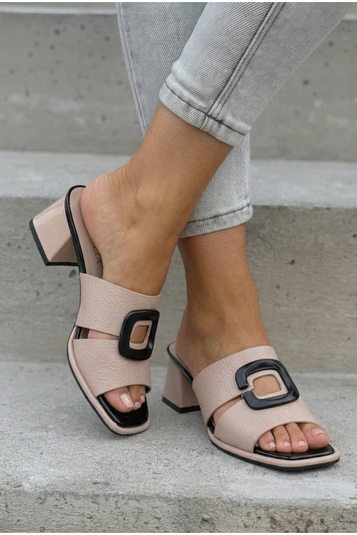 Chinelos femininos Recortar I com fivelas com salto Vinceza 62284 bege