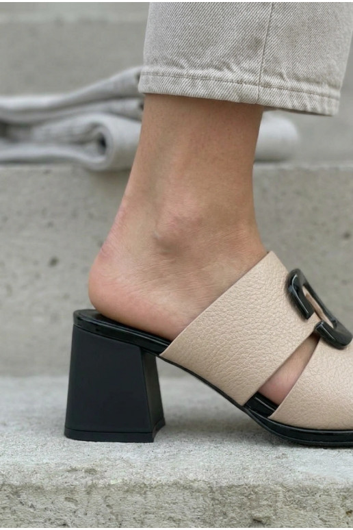 Chinelos femininos Recortar I com fivelas com salto Vinceza 62284 bege