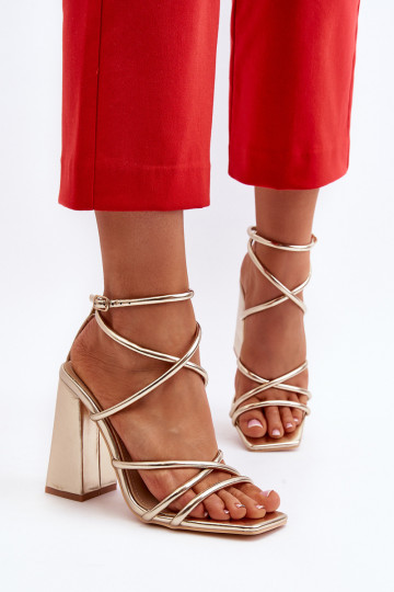 Elegante Sandálias de salto alto cor dourada Josette