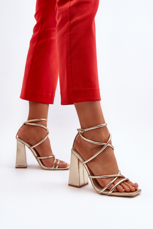 Elegante Sandálias de salto alto cor dourada Josette
