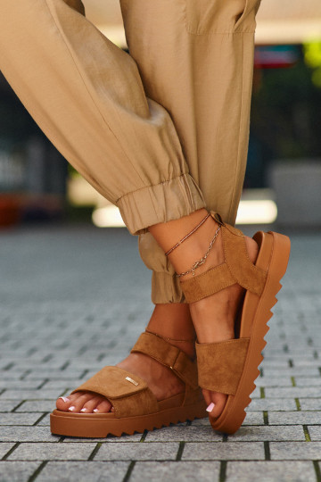 Sandálias femininas de camurça com plataforma Big Star NN274705 marrons