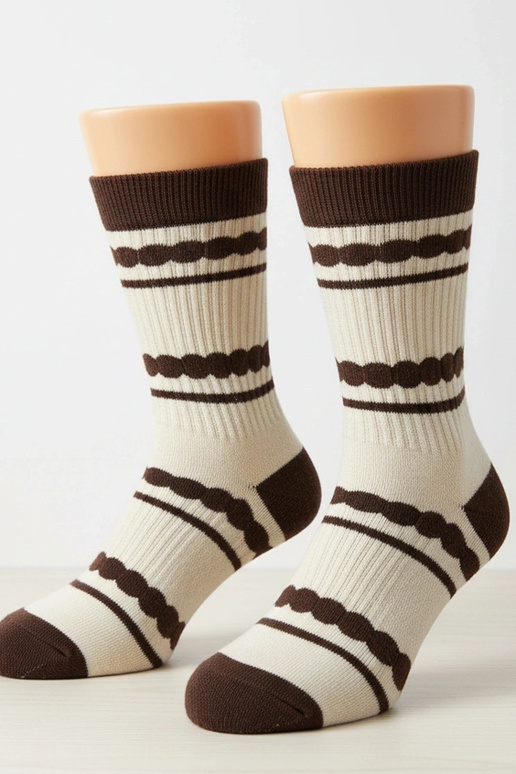 Meias arejadas com detalhes marrons...