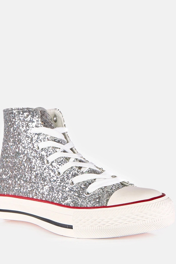 Tênis prateados brilhantes...