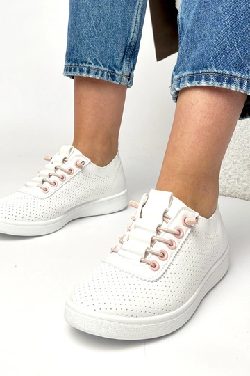 Tênis brancos com recortes... 2