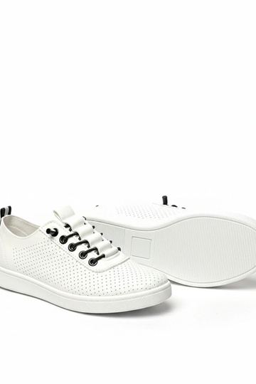 Tênis brancos com recortes...