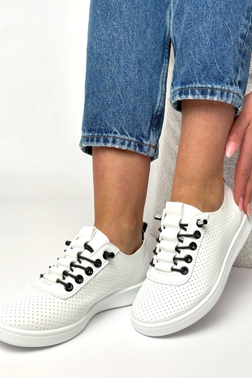 Tênis brancos com recortes... 2