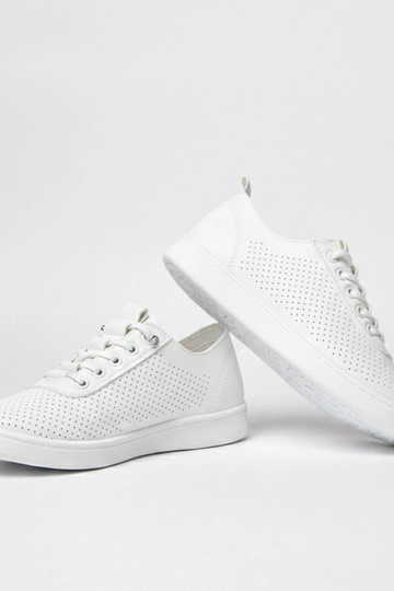 Tênis brancos com recortes... 2