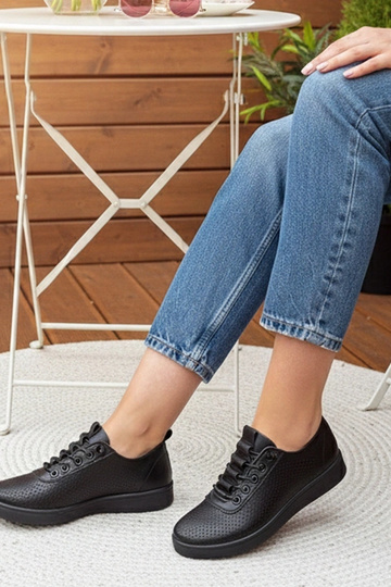 Tênis pretos com recortes... 2