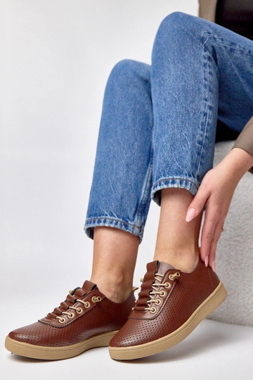 Tênis marrons com recortes... 2