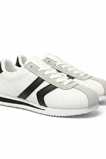 Tênis esportivos brancos e...