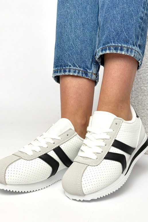 Tênis esportivos brancos e pretos...