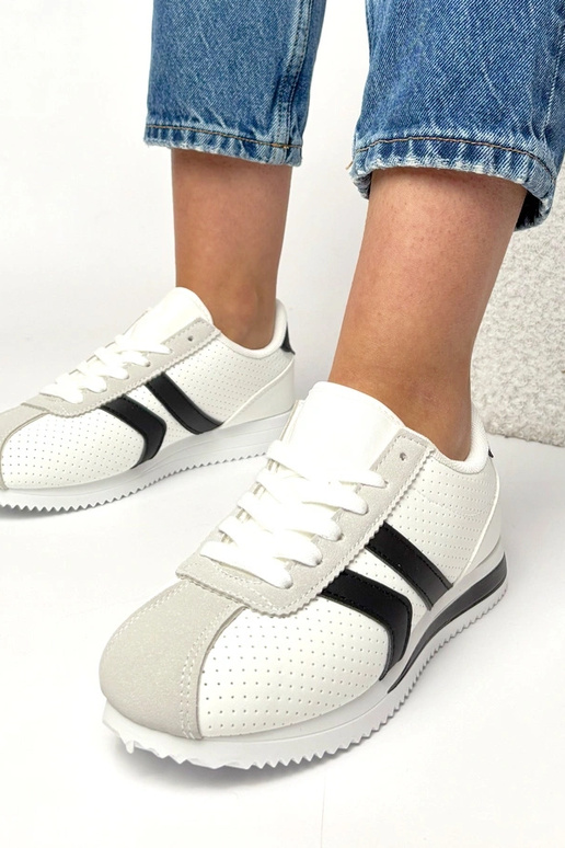 Tênis esportivos brancos e pretos...