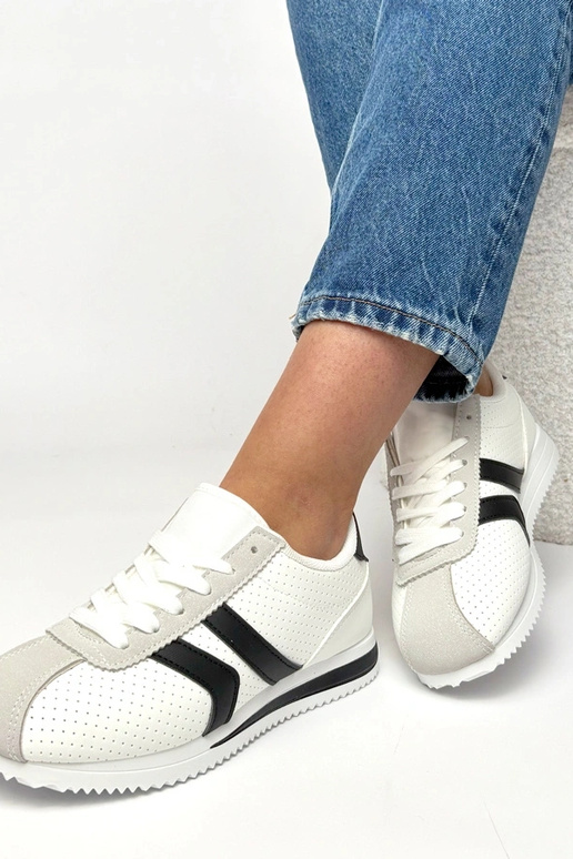 Tênis esportivos brancos e pretos...