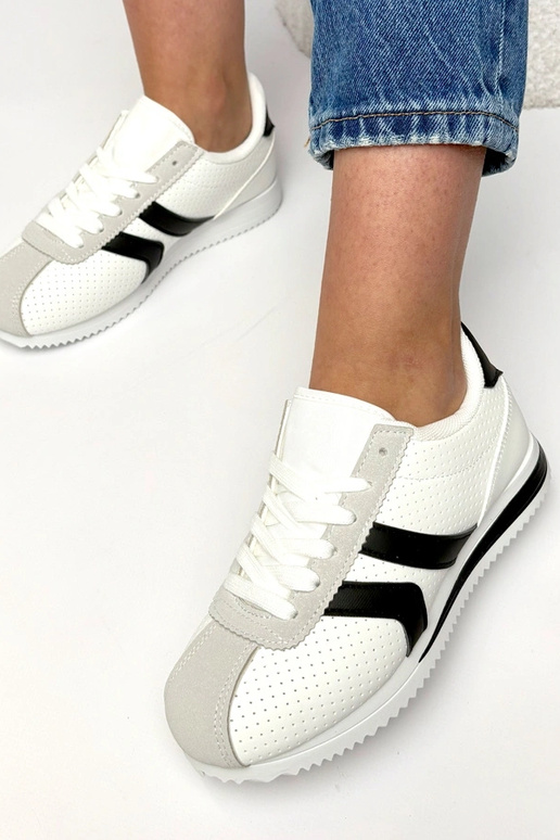 Tênis esportivos brancos e pretos...