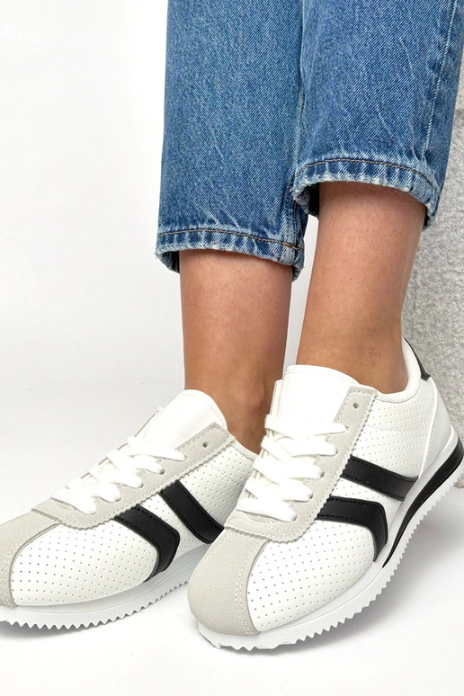 Tênis esportivos brancos e pretos...