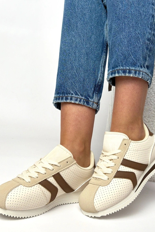 Tênis esportivos em tom areia e...