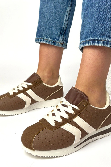 Tênis esportivos marrons...