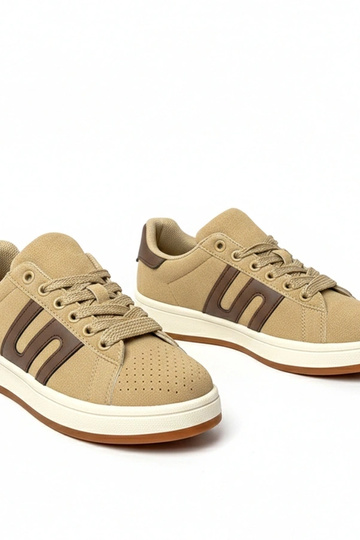 Tênis casuais em tom areia...