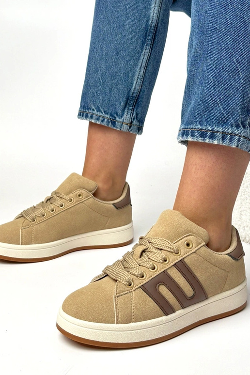 Tênis casuais em tom areia escura...