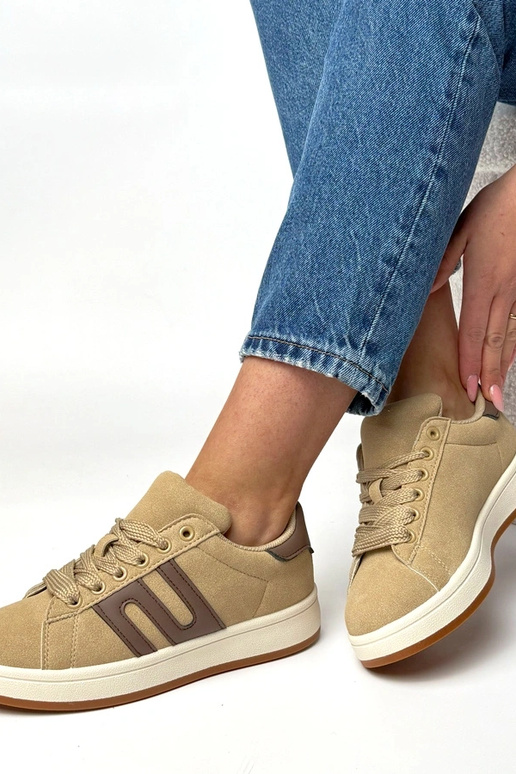 Tênis casuais em tom areia escura...