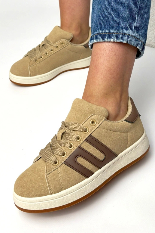 Tênis casuais em tom areia escura...