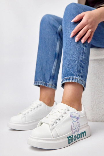 Tênis brancos com...