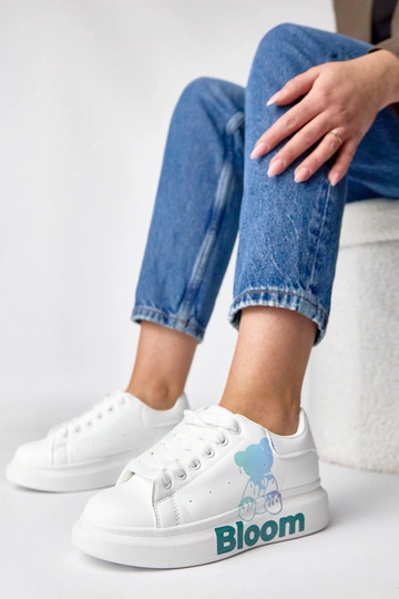 Tênis brancos com...