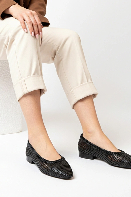 Bailarinas pretas vazadas com salto...